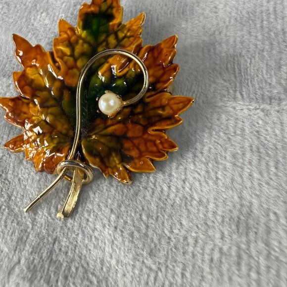 Vintage Maple Leaf Brooch With Gold-Tone Metal & Enamel Finish Pearl Accent - Picture 10 of 16
